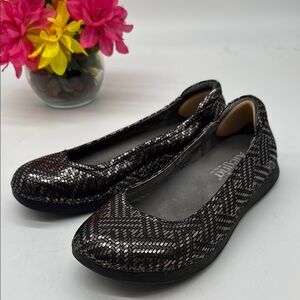 Alegria PET -532 Black Flats with Geometric Design Size 7 ALE7936